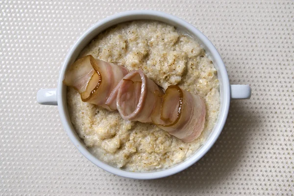Breakfast with oat and bacon — Stock Photo, Image