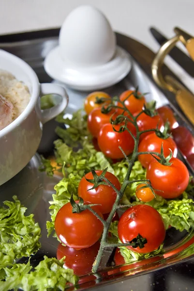 Cluse upp engelsk frukost med tomat i fokus — Stockfoto