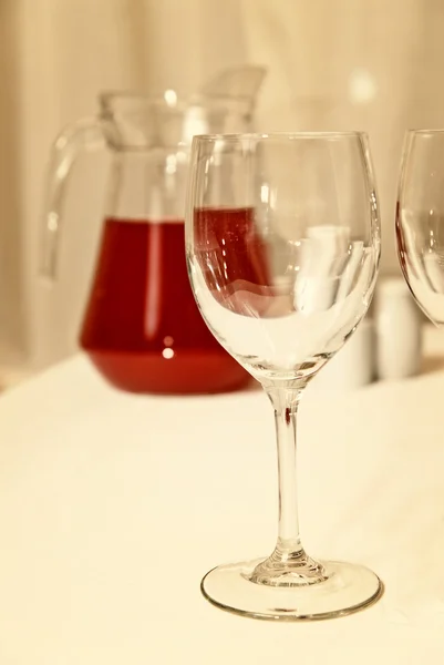 Copa de vidrio y bebida roja en la mesa — Foto de Stock