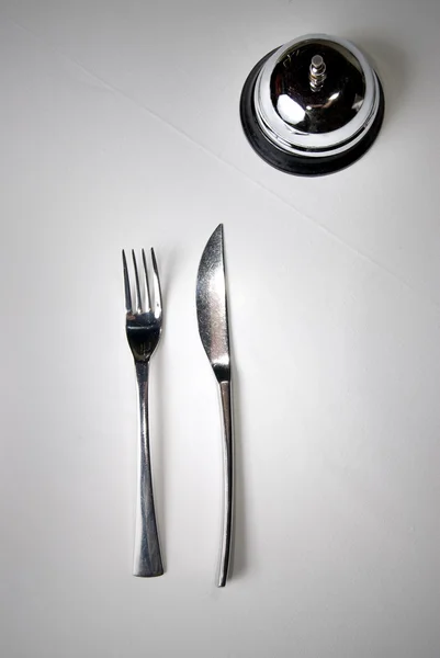 Garfo e faca na mesa com anel de restaurante — Fotografia de Stock