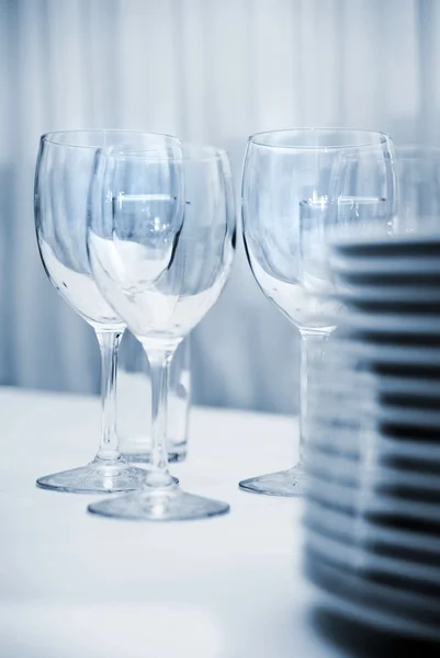 Pocale de sticlă și plăci pe masă — Fotografie, imagine de stoc