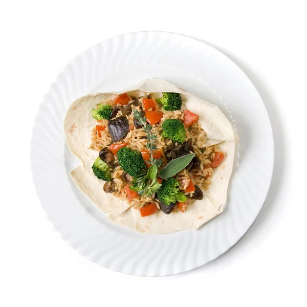Risotto med grönsaker på plattan isolerad på vit — Stockfoto
