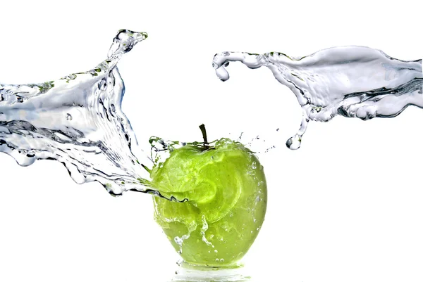 Perfetta spruzzata d'acqua dolce su mela verde isolata su bianco — Foto Stock