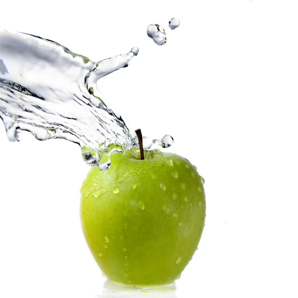白で隔離される緑の apple に新鮮な水のしぶき — ストック写真