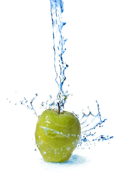 Krople wody słodkiej na zielone jabłko na białym tle — Zdjęcie stockowe