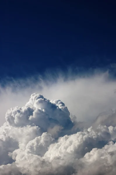 Dramatyczne burzowe chmury pionowe — Zdjęcie stockowe
