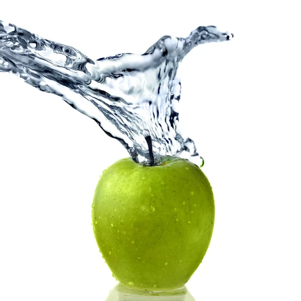 Gocce d'acqua dolce su mela verde isolata su bianco — Foto Stock