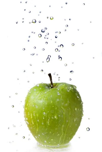 Gotas de agua dulce sobre manzana verde aislada sobre blanco — Foto de Stock