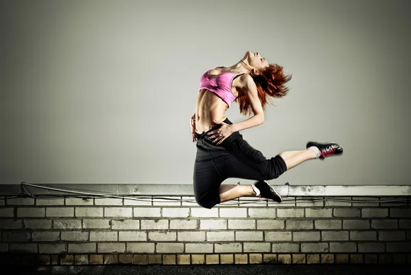 Dancer jumping on the roof — Stock Photo, Image