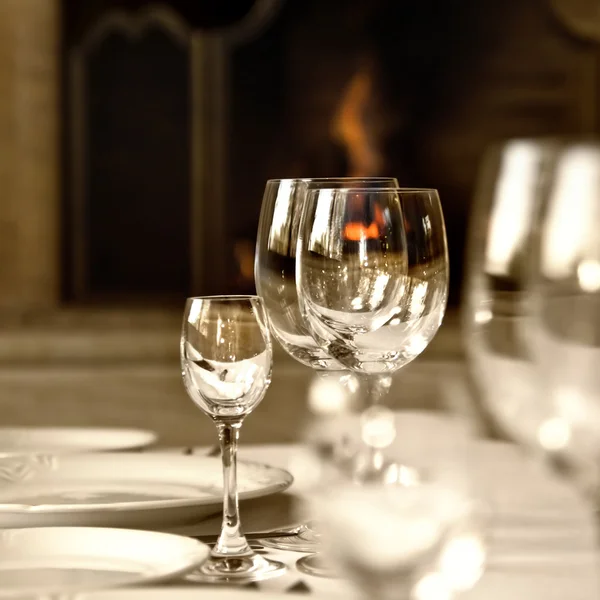 Γυάλινα ποτήρια στο τραπέζι — Φωτογραφία Αρχείου