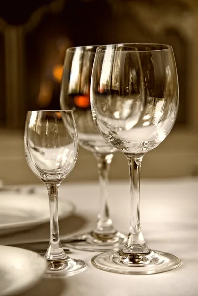 Puchary szklane na stole — Zdjęcie stockowe