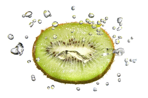 Färskt vatten droppar på kiwi isolerad på vit — Stockfoto