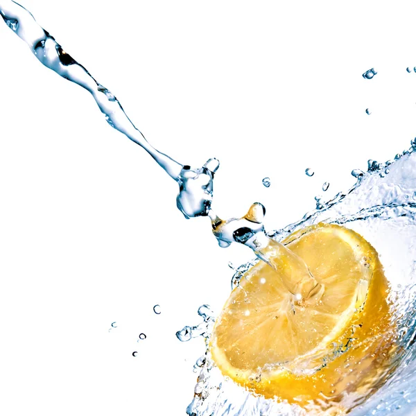 Zoet water druppels op citroen geïsoleerd op wit — Stockfoto
