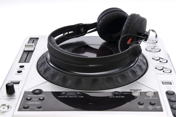 DJ-Mischpult mit Kopfhörer isoliert auf weiß — Stockfoto