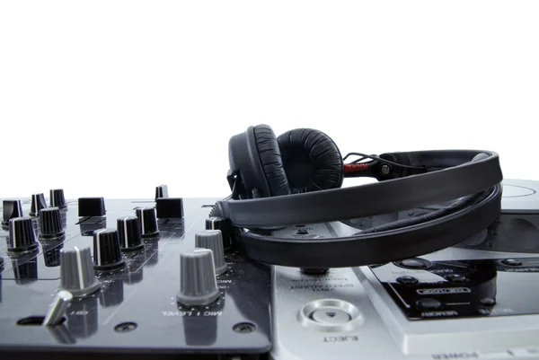 DJ mikser z słuchawkami na białym tle — Zdjęcie stockowe