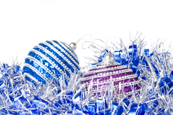 ピンクし、青の装飾が施されたクリスマス ボール ストック写真
