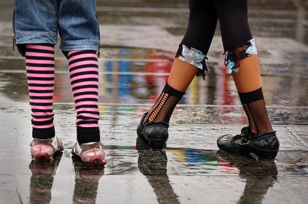 Chaussures Emo debout sous la pluie — Photo