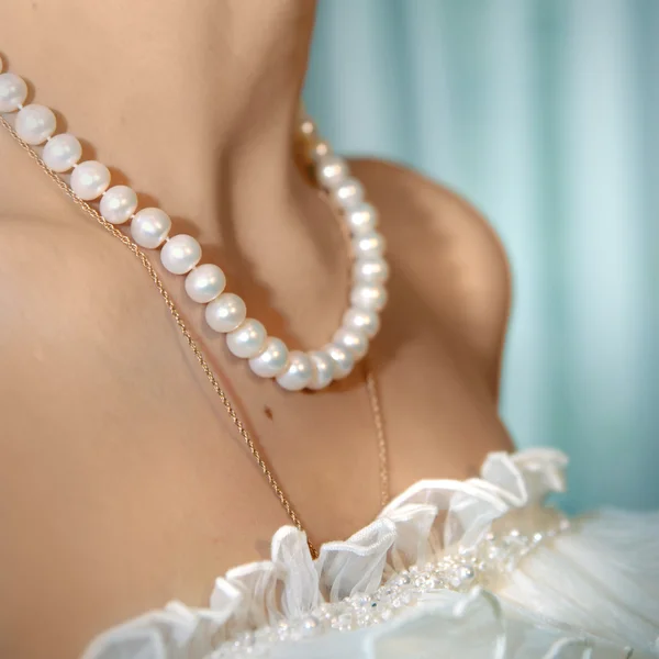 Wedding photo of pearl on the neck — Stock Photo, Image
