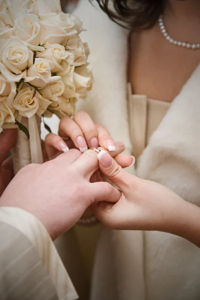Puttting esküvői gyűrű. természetes fénykép — Stock Fotó