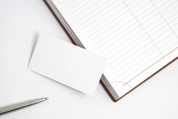 Порожня візитна картка з щоденником і ручкою ізольована на білому — стокове фото