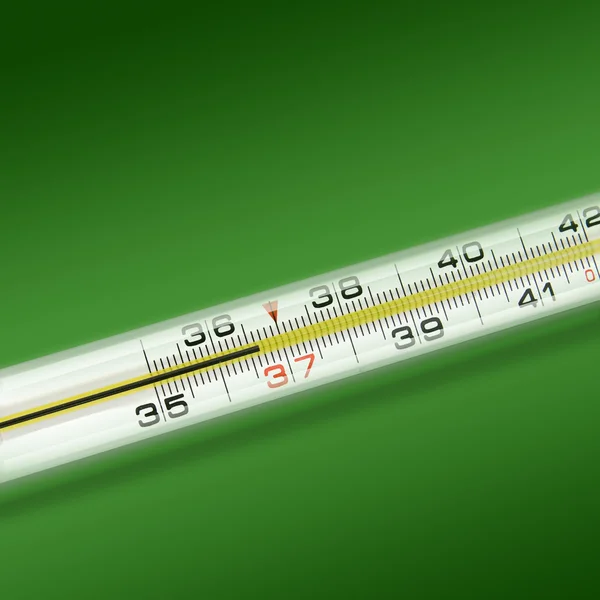 Nahaufnahme-Thermometer auf grünem Hintergrund — Stockfoto