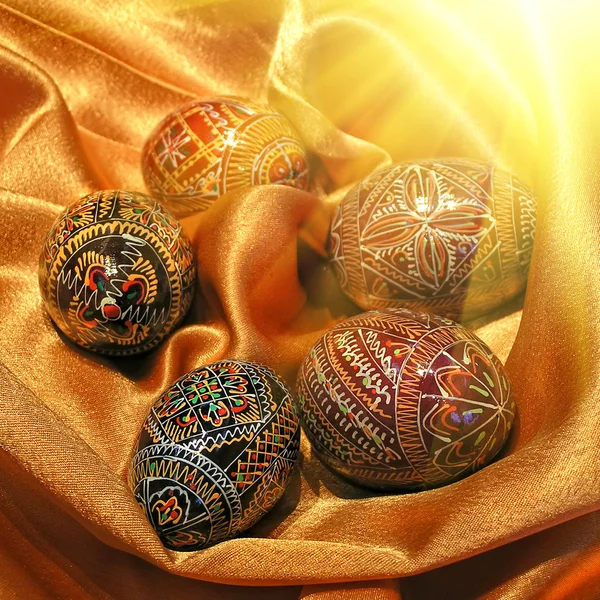 Huevos de Pascua en satén —  Fotos de Stock