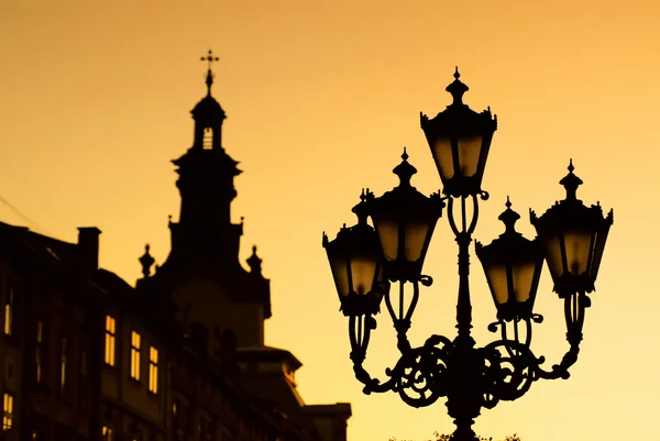 Силуети міського ліхтаря на заході сонця — стокове фото