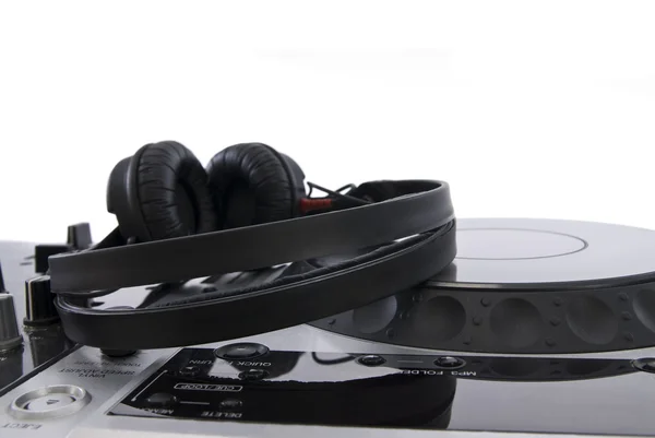DJ-Mischpult mit Kopfhörer isoliert auf weiß — Stockfoto