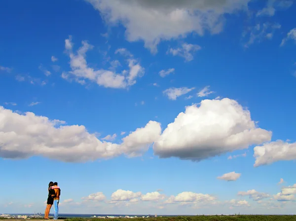 青い空を背景のカップル — ストック写真