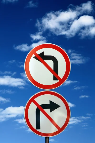 Two opposite road signs against blue sky and clouds — Stock Photo, Image