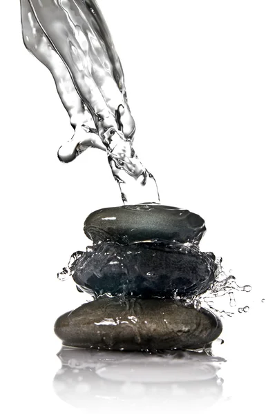 Wellness-Steine mit Wasserspritzern isoliert auf weiß — Stockfoto