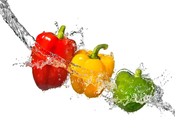 흰색 스플래시 절연 물으로 빨간색, 노란색 및 녹색 후추 — 스톡 사진