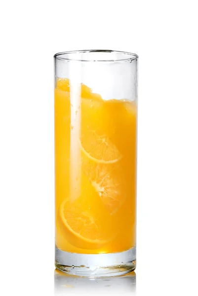 Апельсиновий сік зі скибочками апельсина в склянці ізольовані на білому — стокове фото
