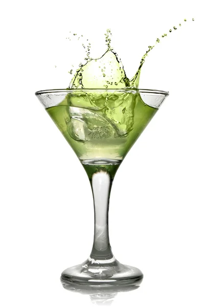 Grön alkoholcocktail med stänk isolerad på vitt — Stockfoto