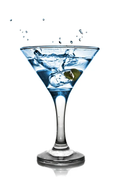 Coquetel de álcool azul com respingo isolado no branco — Fotografia de Stock