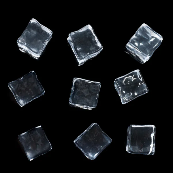 Οι κύβοι πάγου που απομονώνονται σε μαύρο — Φωτογραφία Αρχείου