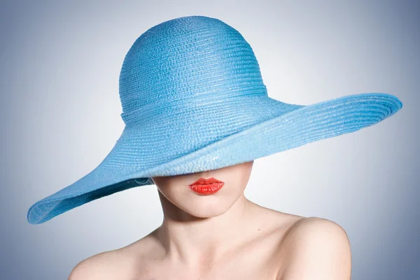 Attraktive elegante Frau mit blauem Hut — Stockfoto