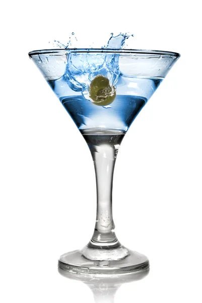 Синий алкогольный коктейль с брызгами изолирован на белом — стоковое фото