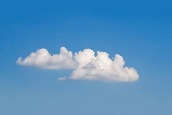 Fluffigt moln på blå himmel — Stockfoto