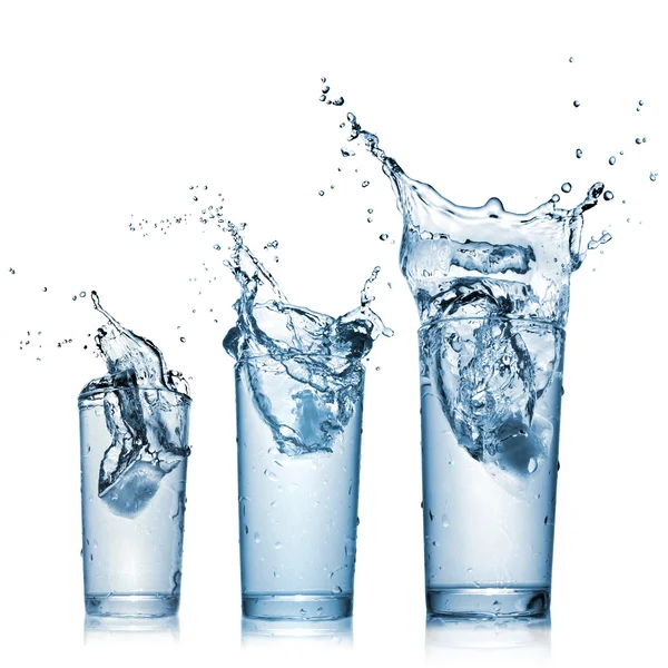 Stříkající vodě v brýlích izolovaných na bílém — Stock fotografie