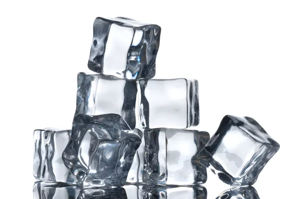 Cubos de gelo isolados sobre branco — Fotografia de Stock