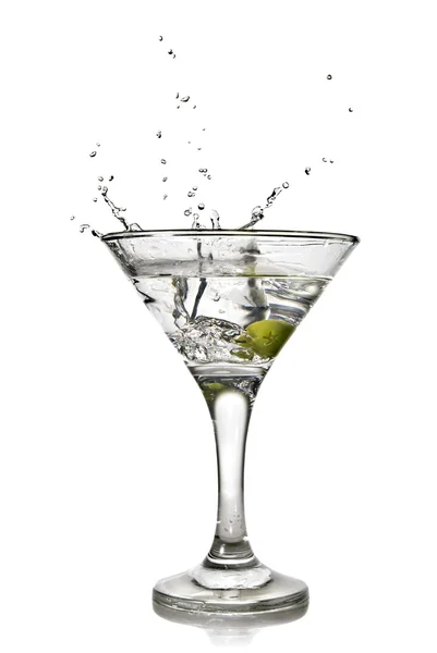 Az olíva- és splash elszigetelt fehér Martini — Stock Fotó