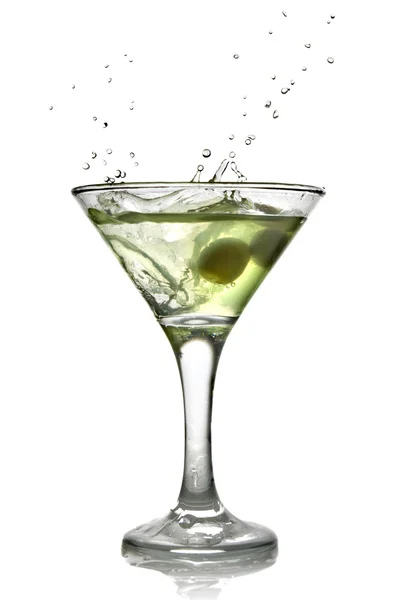 绿色酒精鸡尾酒，白色上有水花 — 图库照片