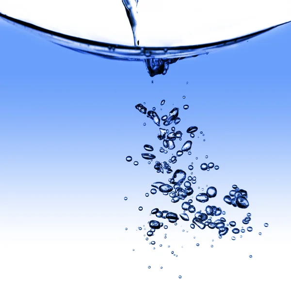 Сплеск води з бульбашками ізольовані на білому — стокове фото