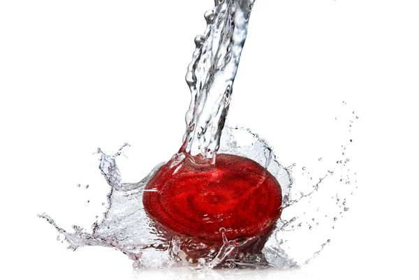 Barbabietola rossa con spruzzi d'acqua isolati su bianco — Foto Stock