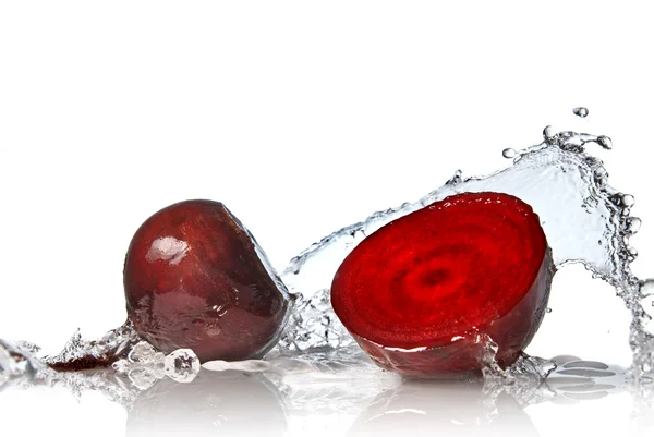 Red beet with water splash isolated on white — Stock Photo, Image