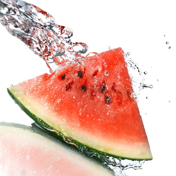 Vattenmelon och vatten stänk isolerad på vit — Stockfoto