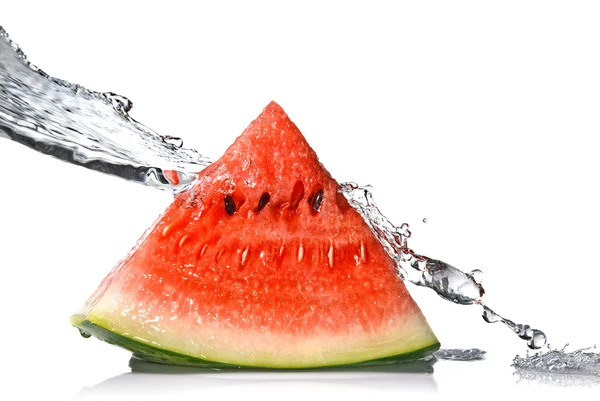 Vattenmelon och vatten stänk isolerad på vit — Stockfoto