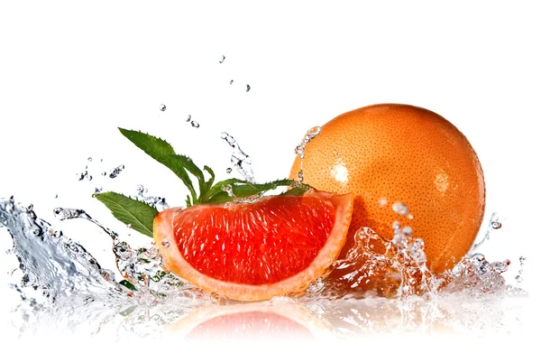 Water splash op grapefruit met munt geïsoleerd op wit — Stockfoto