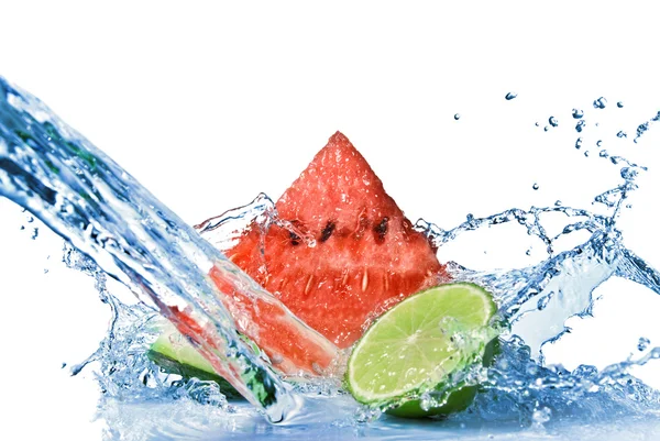 Frische Limette und Wassermelone mit Wasserspritzer isoliert auf weiß lizenzfreie Stockfotos
